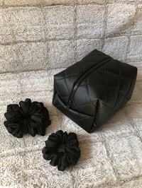 Image 1 of Kosmetyczka Eco skóra pikowana czarna w rozmiarze MIDI