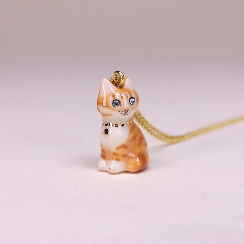 Image of Ginger Tabby Porcelain & Gold Vermeil Sitting Kitten Pendant