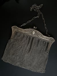 Image 2 of Sac aumônière en plaqué argent du XIXème siècle, avec anse en chaîne.