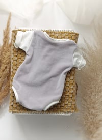 Image 3 of Photo prop | Newborn bodysuit Amir | gray | white
