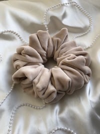 Image 1 of SCRUNCHIE OVERSIZED BEIGE/BEŻ