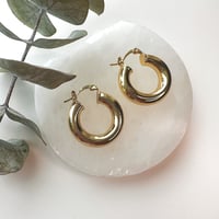 Image 2 of THE BASICS HOOP IN GOLD