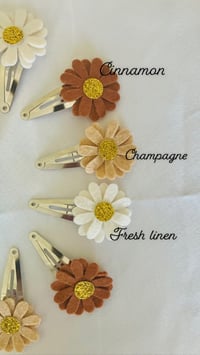 Image 2 of Felt daisy snap clip