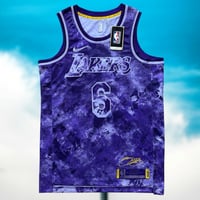 Image 1 of NIKE LEBRON JAMES LOS ANGELES LAKERS 2022/23 SELECT SERIES MEN NBA SWINGMAN BASKETBALL JERSEY MEDIUM