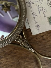 Image 3 of Grand miroir à main et à accrocher de style Louis XVI, bronze, XIX siècle. 179>149€