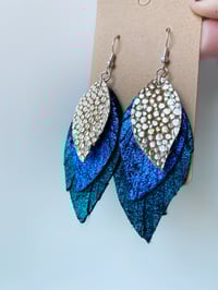 metallic triple feather in blue, teal and gold