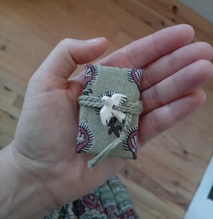 HADI — mini livre — perle en porcelaine — reliure à la française