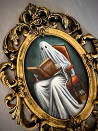 Image 2 of Fantasma leyendo