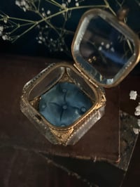 Image 3 of Jolie boite à bijoux en verre biseauté, et soie capitonné bleue, fin XIXème
