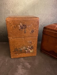 Image 1 of Très ancienne boîte à jeux en carton et cuir fin, décor de violettes et des as, XIXème siècle.
