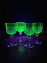 Image 3 of 4 verres à liqueur en ouraline (cristal enrichi en uranium) du début 1900