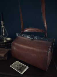 Image 6 of Sac de medecin, cuir épais, ouvrant en tre bon état, lanière réglable