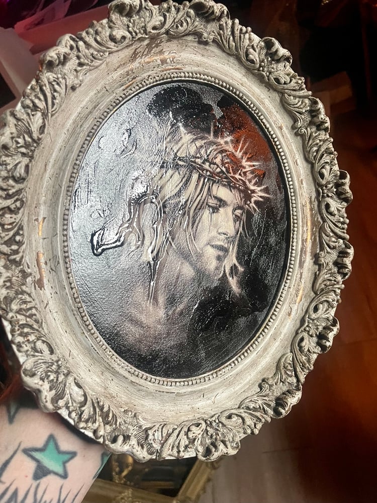 Image of ‘KURT COBAIN’ - HAND EMBELLISHED PRINT IN HAND PAINTED OVAL FRAME - { 1 / 1 }