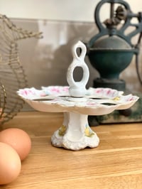 Image 1 of Ancien oeufrier en porcelaine