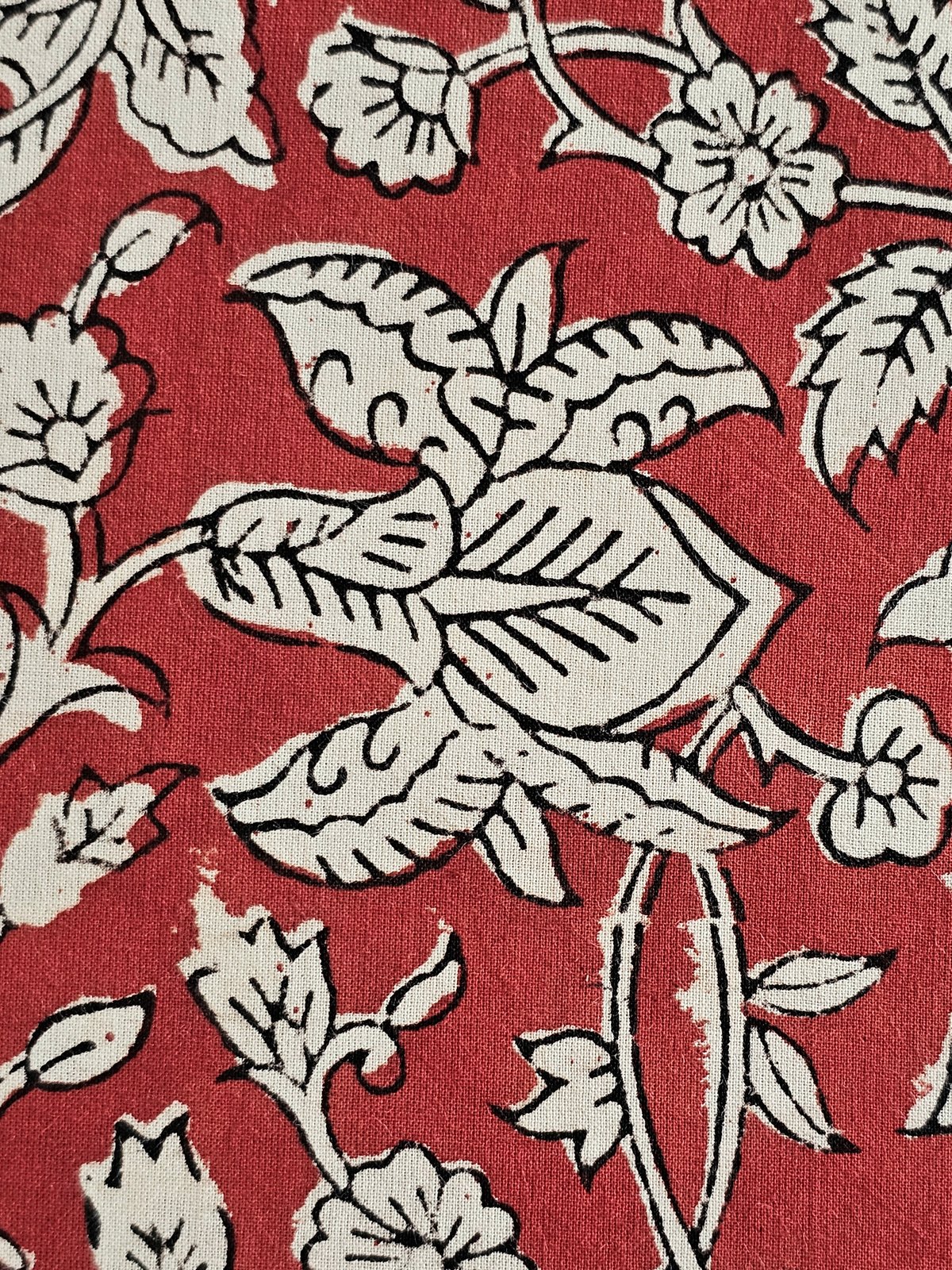 Image of Namaste fabric rouge grosses fleurs