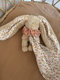 DOUDOU ET SON LANGE  FLEURI ORANGÉ