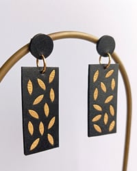 Image 5 of "Made of gold" - Collection de boucles d'oreilles en cuir upcyclé 