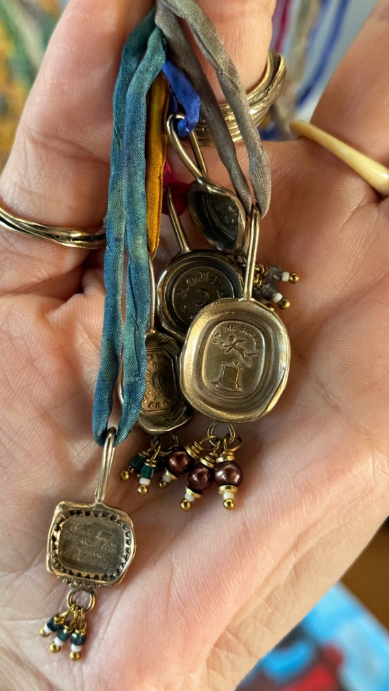 Image of Charms capsule “seal”