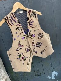 Image 1 of Chaleco bordado a man. HABELAS HAINAS. Talla XL. Deseño exclusivo!