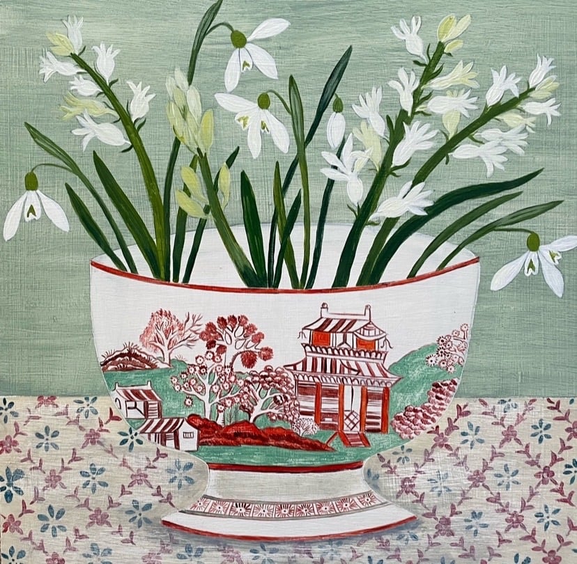 Image of Willow pattern bowl and white flowers 