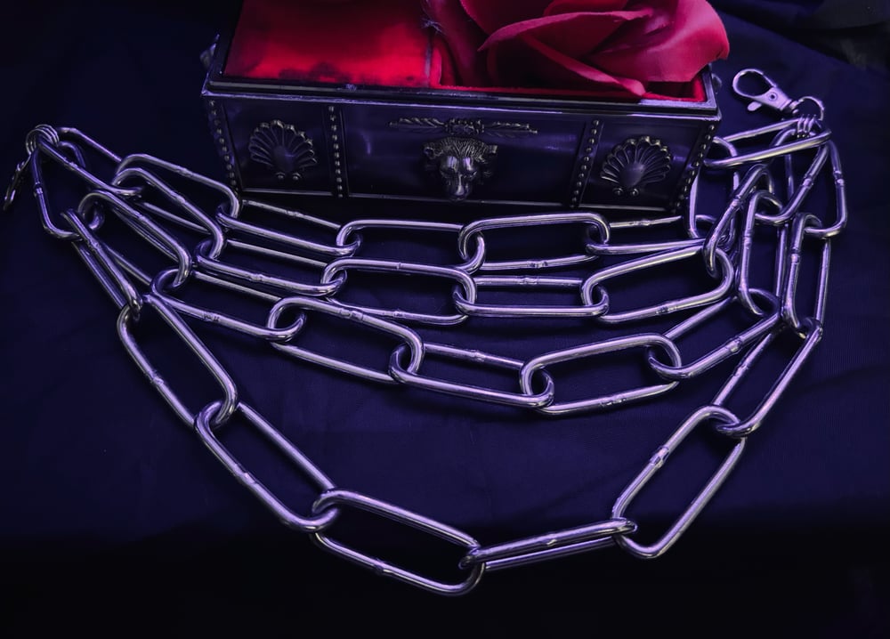 Image of 𝔖𝔦𝔡𝔢 𝔟𝔬𝔡𝔶 𝔠𝔥𝔞𝔦𝔫