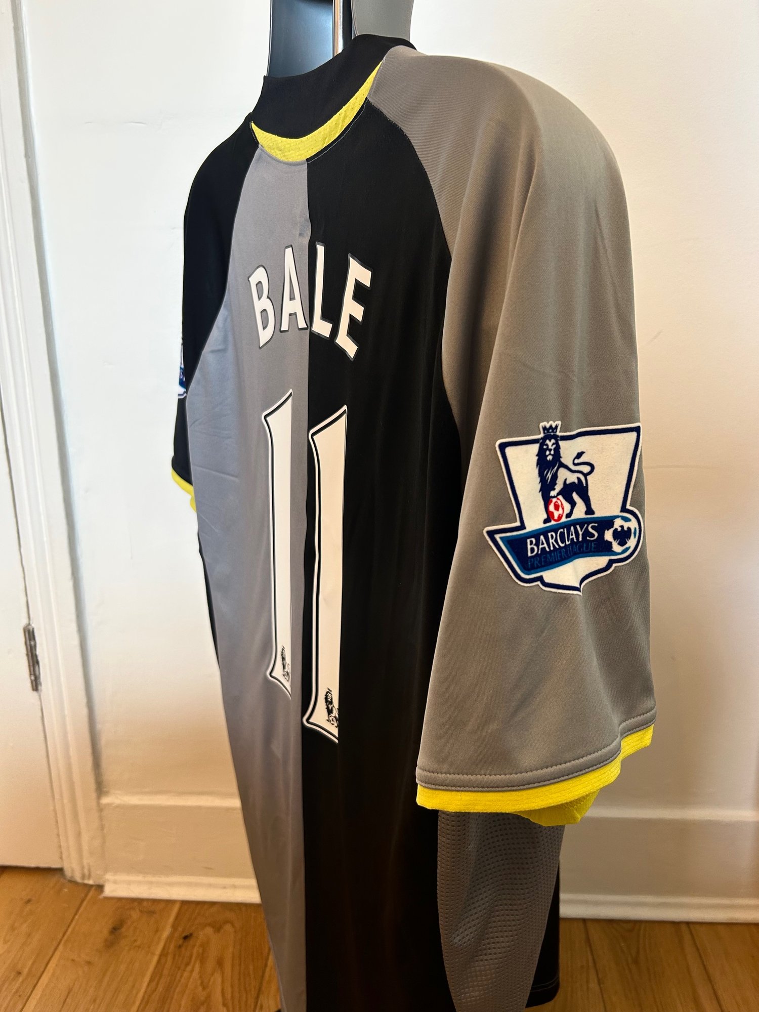 Image of Tottenham Hotspur “BALE 11” 2012/13 Third Shirt + patches (XL)