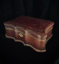 Image 5 of Magnifique boite à bijoux en cuir doré à la feuille d’or et soie capitonnée rouge .XIXème s.