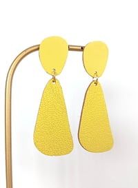 Image 4 of Boucles d'oreilles "Gemma" en cuir upcyclé 