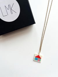 Collier maison B tissé en perles 