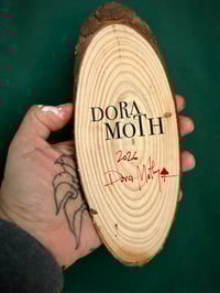 Image 5 of Fantasma con vela sobre rodaja de madera 