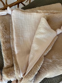 Image 4 of  COUVERTURE NUDE IRISÉ FOURRURE SABLE  