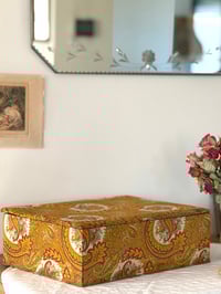 Image 2 of Boîte ancienne en tissu cachemire