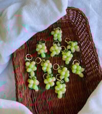 Image 2 of Green Grapes
