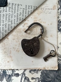Image 4 of Cadenas coeur en fer et sa clé, 1900.
