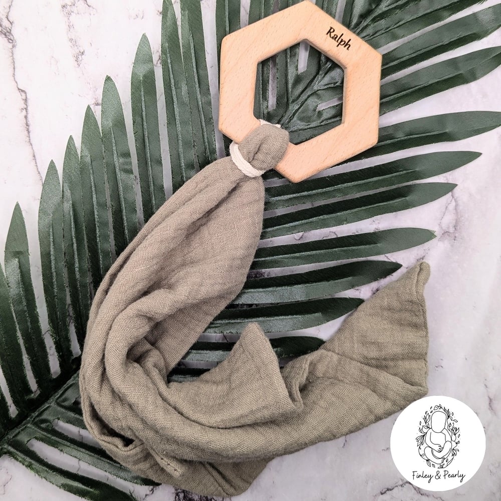 MUSLIN: Mini Muslin With Engraved Hexagon Teether