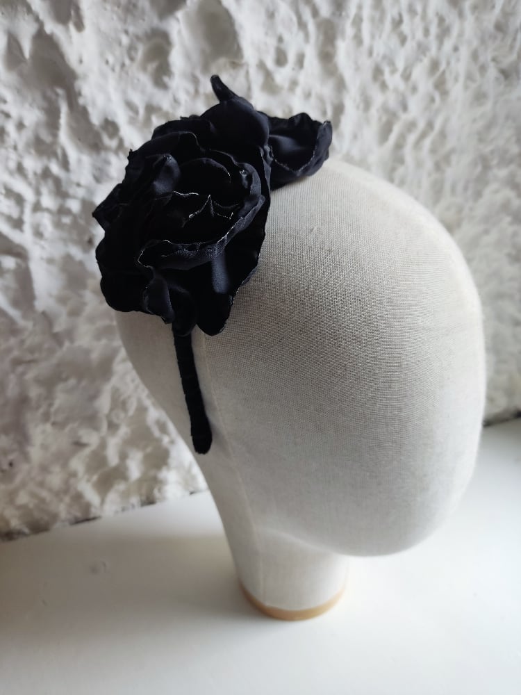 Image of Cerchietto floreale nero con perline 