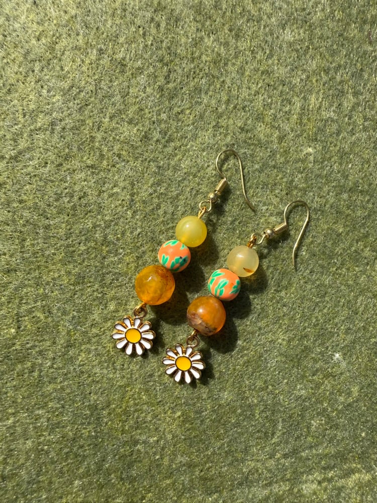 Image of ๐๐ผ Warm, sunny daisy earrings๐ผ๐งก