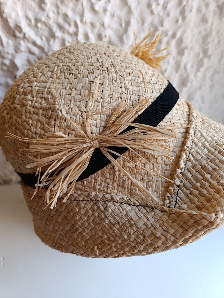 Image of Cappello cloche paglia con ciuffi