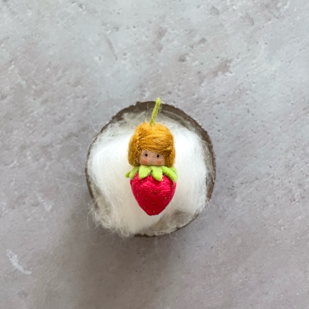 Image of Dorimu Strawberry Brooch - Blonde