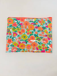 Image 1 of Pochette à maillots fond mint fleurs orange fluo