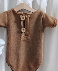 Image 2 of Photoshooting boys bodysuit Patrick - camel | photo props | 12 months