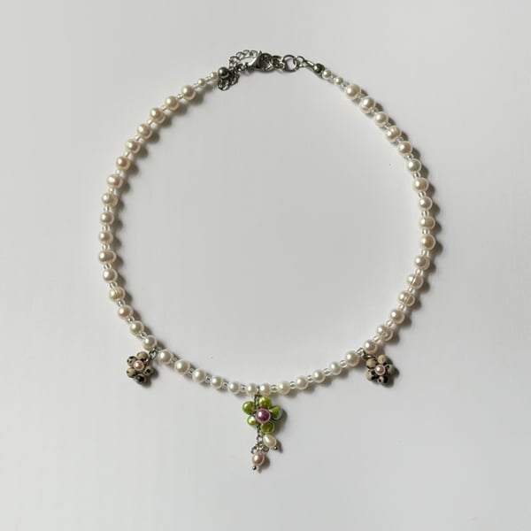 Image of dotted daisies