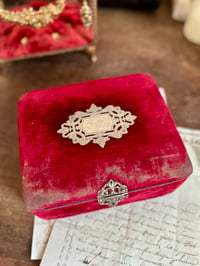 Image 6 of Magnifique coffre à bijoux du XIXÈME siècle, en velours rouge et soie rouge capitonnée!