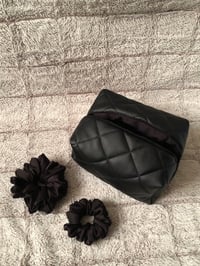 Image 5 of Kosmetyczka Eco skóra pikowana czarna w rozmiarze MIDI