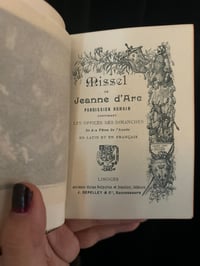 Image 7 of Missel de Jeanne d’Arc, 1905, reliure cuir et feuille d’or, intérieur soie rouge.