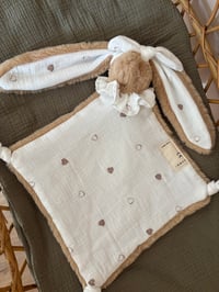 Image 5 of DOUDOU ENVELOPPANT CŒUR BRODÉ 