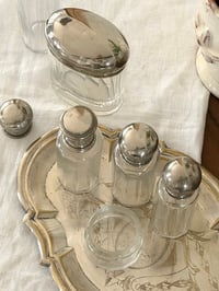 Image 11 of Ensemble ancien de flacons de toilette