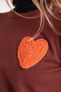 Image 3 of JERSEY PUNTO MARRÓN CON PRINT CORAZÓN