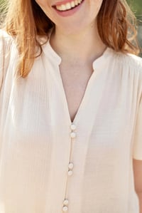 Image 3 of Blusa Tacha Beige