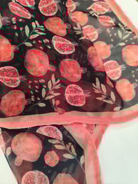 Image 2 of Pañuelo GRANÁ sobre negro